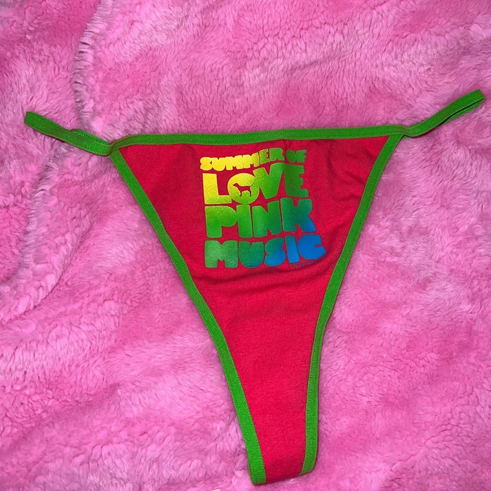 PINK v string